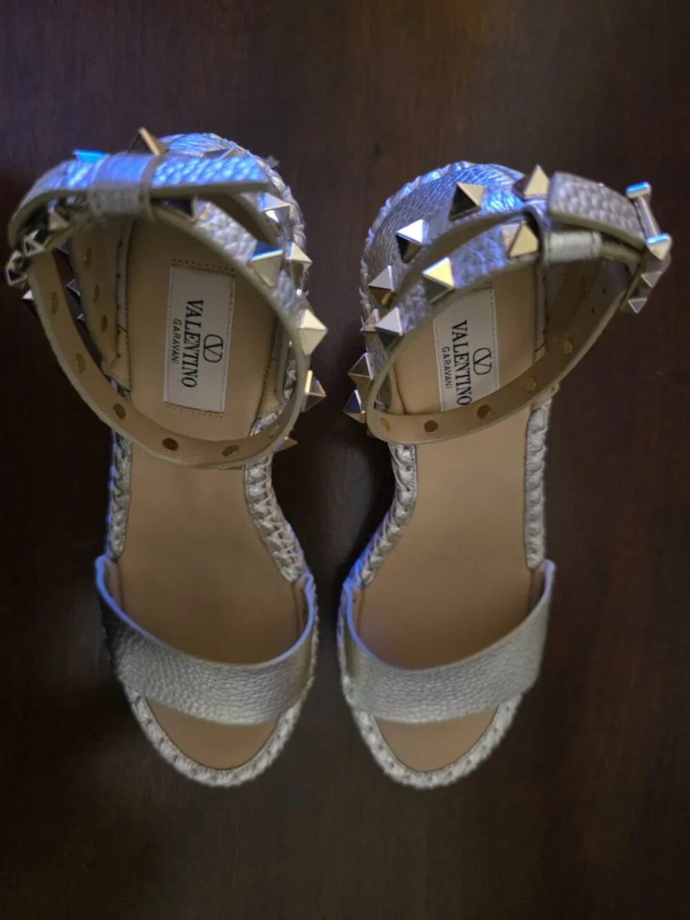 NIB Valentino Garavani Platino Rockstud Wedge Espadrille Sandals, 105mm, Size 37